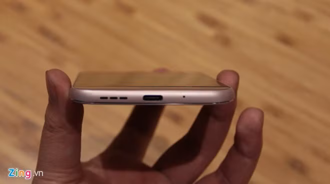 Phía dưới là loa ngoài, cổng microUSB và mic. Giắc cắm tai nghe 3,5 mm được đặt phía trên đỉnh máy.