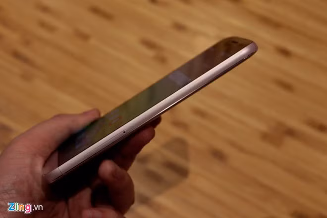 Cạnh phải của máy là khe Dual SIM. Sử dụng bộ vỏ bằng kim loại giúp máy có cảm giác cao cấp và sang trọng hơn các phiên bản tiền nhiệm.