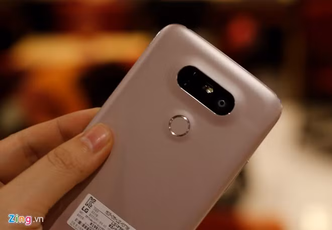 Mặt lưng là camera kép với một máy ảnh 16 MP, máy ảnh còn lại 8 MP. Cả hai hoạt động độc lập hoặc kết hợp với nhau, bên cạnh là đèn Flash kép, phía dưới là cảm biến vân tay và nút nguồn.