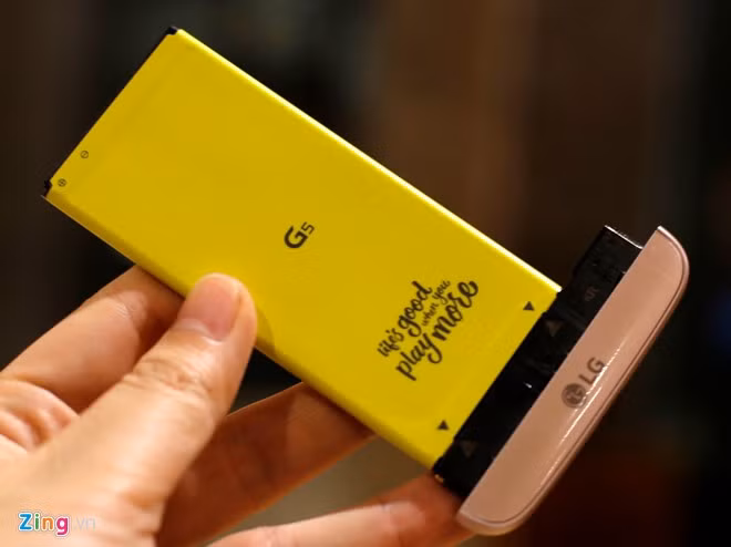 Model được trang bị viên pin dung lượng 2.800 mAh có thể tháo rời.