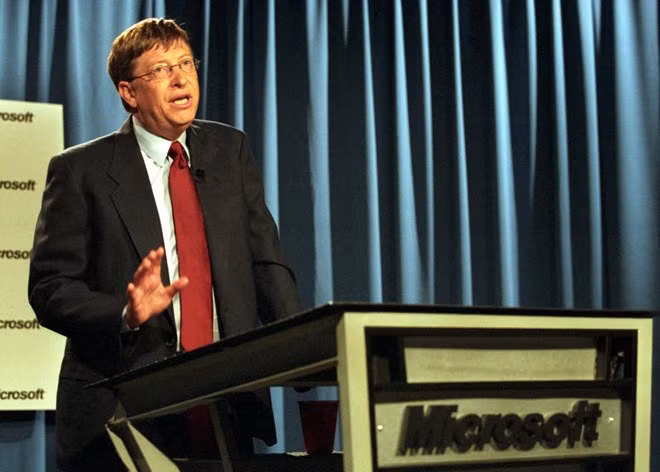 Điều ấy là sự thật và nó vẫn đúng cho tới ngày hôm nay. Phần mềm luôn có lỗi và người sử dụng muốn chúng được sửa ngay. Lỗi phần mềm còn gấp đôi với những sản phẩm phổ biến như Windows hay Office. Có một sự thay đổi lớn là nhờ Internet, lỗi phần mềm đã được sửa nhanh hơn bao giờ hết.