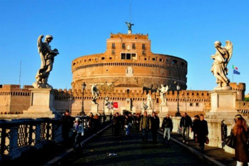  7. Lăng Castel Sant’Angelo ở Rome, Ý: Lăng mộ của Hadrian, thường được biết đến với tên gọi là Castel Sant’Angelo, là một tòa nhà hình trụ cao chót vót, ban đầu được xây dựng là nơi an nghỉ của hoàng đế La Mã Hadrian và gia đình của ông. Một năm sau khi mất vào năm 138, tro cốt của hoàng đế Hadrian và hoàng hậu Sabina cùng người con trai nuôi được đặt tại đây. Sau này, những vị hoàng đế vĩ đại khác cũng được an táng tại lăng mộ này và vị hoàng đế cuối cùng là Caracalla mất năm 217. Sau đó, lăng đã được sử dụng như một pháo đài và lâu đài, hiện tại nó nổi tiếng là một viện bảo tàng mở cửa cho du khách tham quan.