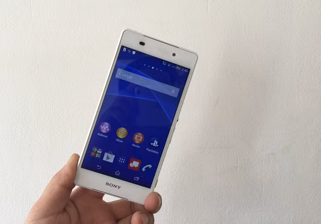  Sony Xperia Z3v. Sony Xperia Z3v được xem là phiên bản có vỏ Z2, lõi Z3, mang đến nội lực tương tự sản phẩm Z3 với Qualcomm Snapdragon 801, Quad-core xung nhịp 2,5 GHz, RAM 3 GB, hỗ trợ thẻ nhớ 128 GB, chạy trên Android 5.1 Lollipop. Ngoài hỗ trợ màn hình Full HD 5,2 inch sắc nét, Sony Xpeira Z3v còn mang đến camera ấn tượng 20,7 MP với nhiều tùy chỉnh, hỗ trợ NFC giúp kết nối máy tính dễ dàng như một chiếc USB. Máy có pin 3.200 mAh, camera trước 2,2 MP.