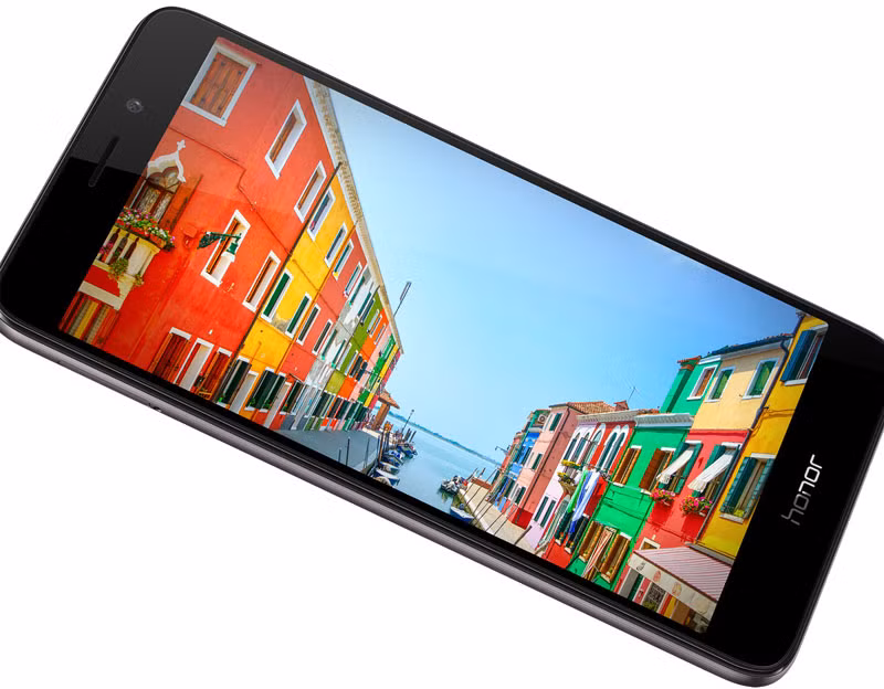 Dung lượng RAM 2 GB, bộ nhớ trong 16 GB, có khe cắm thẻ nhớ ngoài với dung lượng tối đa 128 GB (dùng chung với SIM 2).