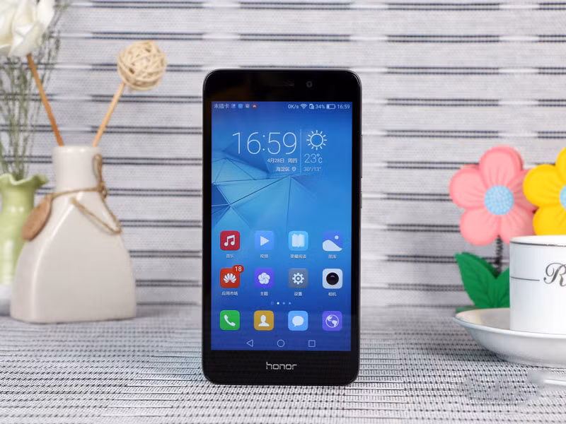 Máy chạy hệ điều hành Android 6.0 Marshmallow, được tùy biến trên giao diện Emotion UI 4.1.