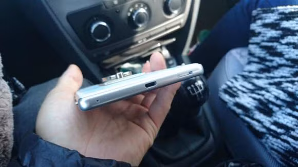 Ảnh cũng cho thấy điện thoại Sony Xperia C6 sẽ có màn hình kích thước rất lớn, lên tới 6 inch, viền màn hình mỏng, camera kích thước lớn.