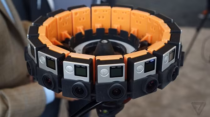  6. GoPro Odyssey, giá 15.000 USD (332 triệu đồng). Được giới thiệu tại sự kiện Google I/O 2015, GoPro Odyssey thực chất là sự kết hợp của 16 chiếc GoPro Hero4 Black được sắp xếp khéo léo. Kết hợp với hệ thống phần mềm từ nền tảng Google Jump, Odyssey trở thành hệ thống camera 360 độ với độ phân giải lên tới 8K tại 30 khung hình/giây. 
