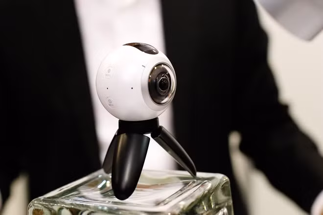  3. Samsung Gear 360, chưa rõ mức giá. Giống như các thiết bị khác, Samsung Gear 360 trang bị hai cảm biến 15MP và 2 ống kính mắt cá. Máy có thể quay video 360 độ với độ phân giải 3840 x 1920 pixel. Sản phẩm của Samsung là một trong những chiếc camera 360 độ nhỏ nhất trên thế giới. Với kích thước nhỏ như một quả bóng chày, bạn có thể bỏ túi Gear 360 và mang đi khắp nơi để bắt đầu tạo video trải nghiệm trong kính VR. 