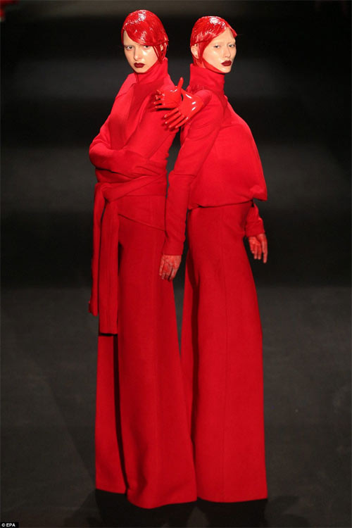 Bộ sưu tập của Hu Shegang được cho là lấy mang nhiều cảm hứng từ những tác phẩm bất hủ của Alexander McQueen.