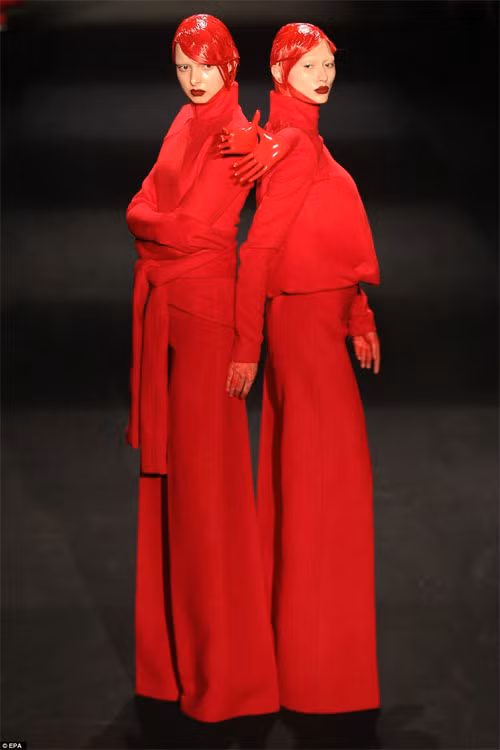 Bộ sưu tập của Hu Shegang được cho là lấy mang nhiều cảm hứng từ những tác phẩm bất hủ của Alexander McQueen.