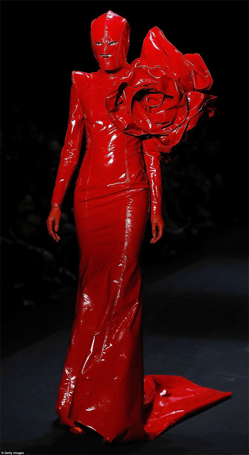 Những người mẫu được hóa thân thành hình ảnh ác quỷ, vừa đáng sợ nhưng cũng vô cùng cuốn hút, quyến rũ.