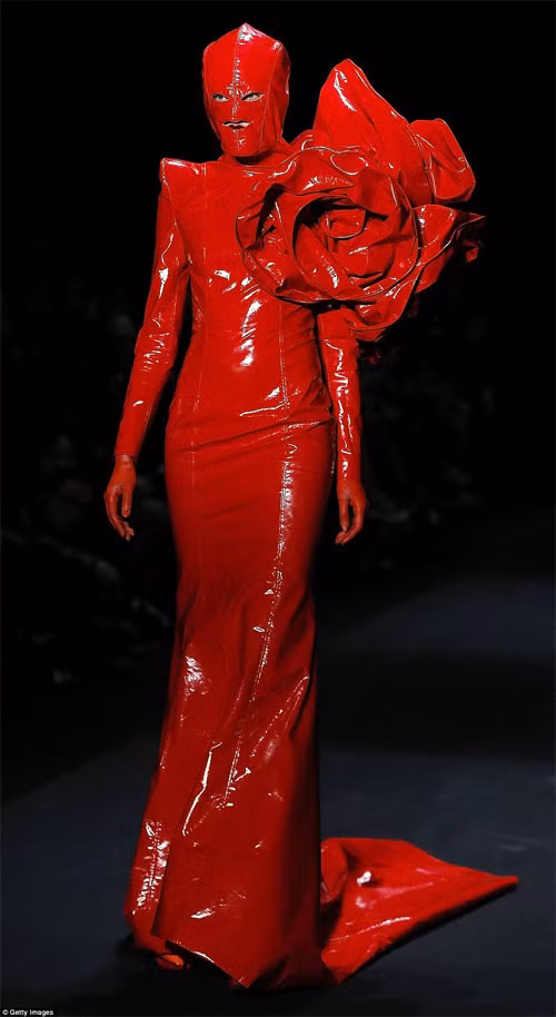 Những người mẫu được hóa thân thành hình ảnh ác quỷ, vừa đáng sợ nhưng cũng vô cùng cuốn hút, quyến rũ.