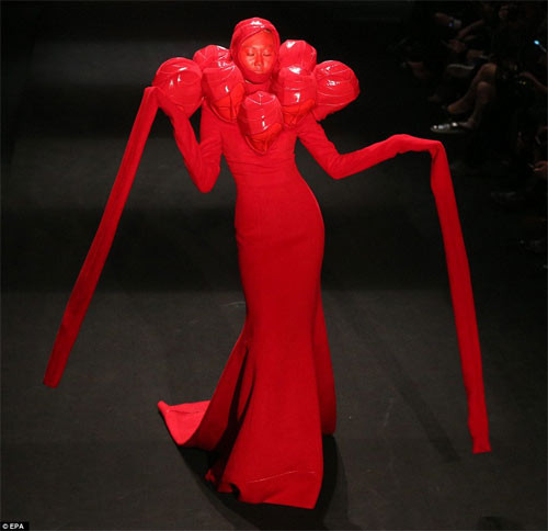 Hu Shegang đã nhuộm đỏ những thiết kế trong bộ sưu tập thời trang của mình bằng sắc màu của máu.