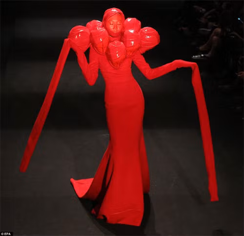 Hu Shegang đã nhuộm đỏ những thiết kế trong bộ sưu tập thời trang của mình bằng sắc màu của máu.