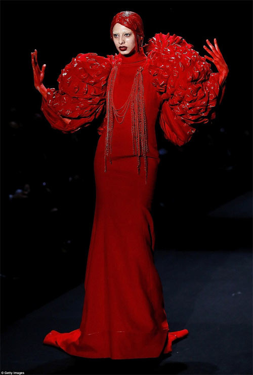 Làn da của một số người mẫu cũng được "ướp" máu nhân tạo.