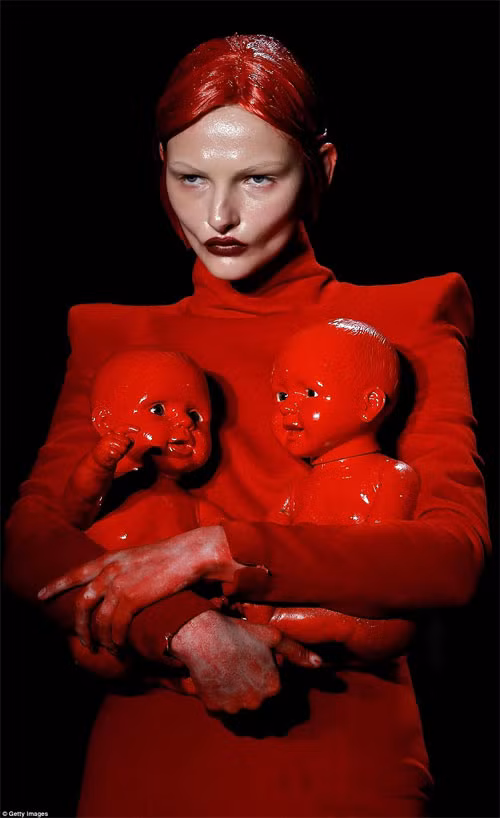 Khán giả không khỏi đi từ bất ngờ này tới bất ngờ khác, từ ngỡ ngàng này tới ngỡ ngàng khác khi theo dõi màn biểu diễn sáng tạo của nhà tạo mẫu Trung Quốc.