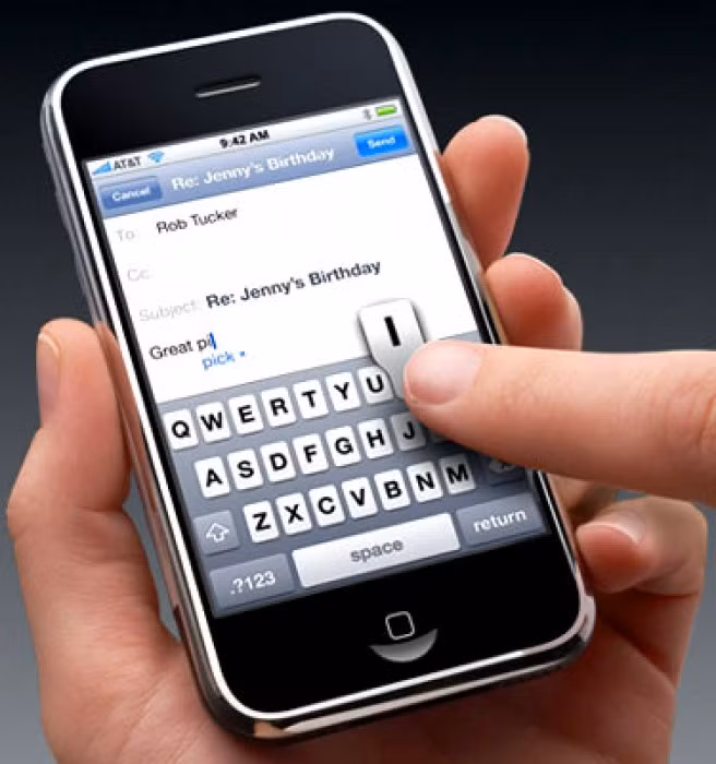  1. Màn hình cảm ứng phản hồi chậm. Sau một thời gian sử dụng, màn hình cảm ứng của bạn không còn nhạy nữa, phản hồi chậm và chập chờn với các thao tác chạm và quét tay trên màn hình. Lúc này, bạn nên mua điện thoại mới.