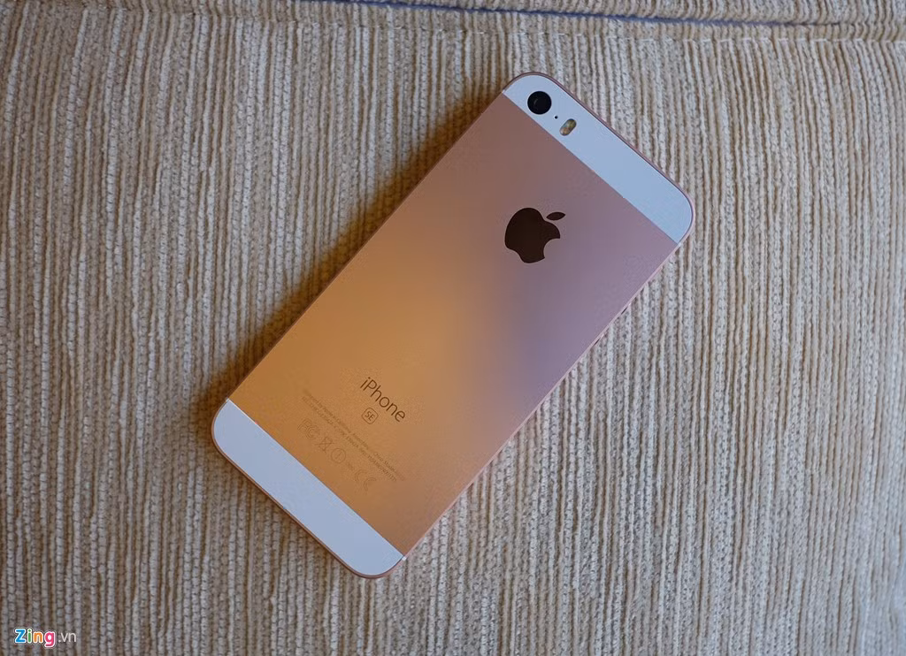 Tuy tổng thể giống iPhone 5S, nhưng phần bo viền của iPhone SE mịn hơn, êm tay hơn.