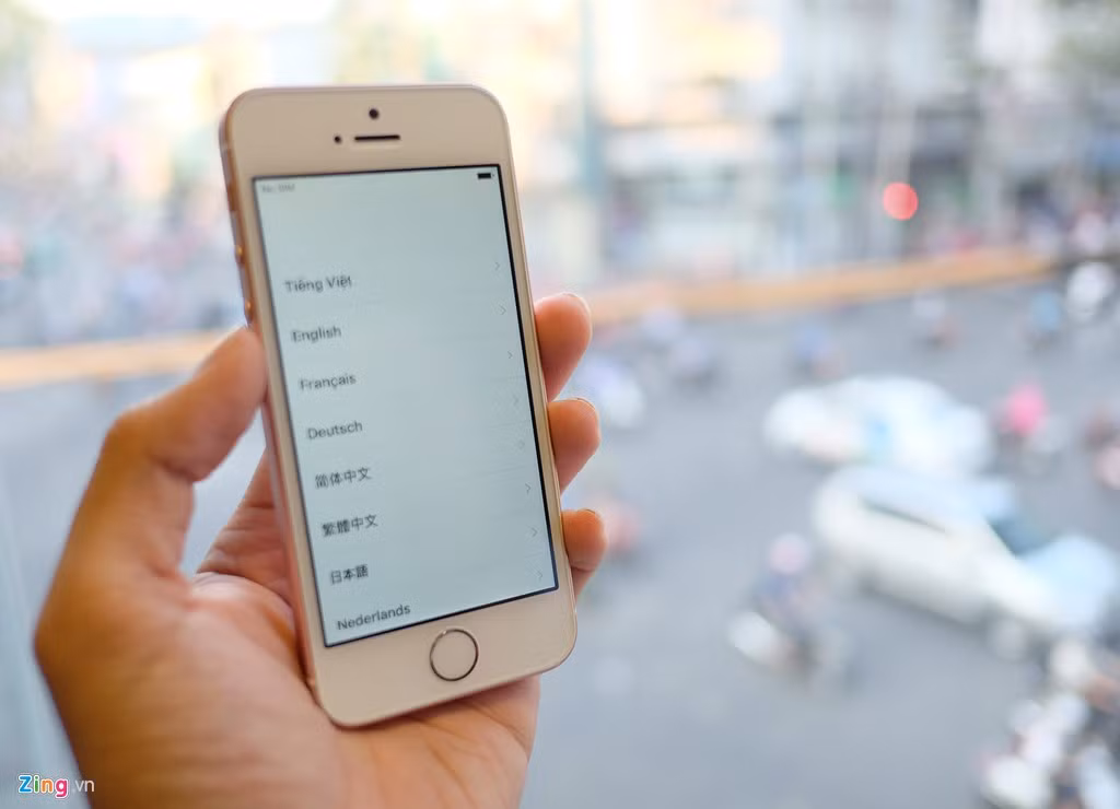 iPhone SE cho cảm giác cầm khá đầm, gọn và êm tay. Hiện đây là chiếc duy nhất có mặt ở Việt Nam.