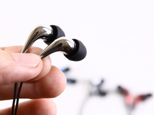 Trong bộ sưu tập 4 mẫu tai nghe này, Radius HP-NHR11 và HP-HZD11 là 2 mẫu được gắn mác Hi-Res Audio, hứa hẹn khả năng trình diễn âm thanh chất lượng cao. So với người anh em Hi-Res của mình, Radius HP-NHR11 trông hầm hố hơn vì có buồng âm dày, phân chia khá rõ rệt do thiết kế nhằm tăng cường âm bass và kiểu đặt nghiêng đệm silicon. Ảnh: Radius HP-HZD11 được thiết kế nhằm mang lại chất âm cân bằng, dễ nghe, ít kén nhạc.