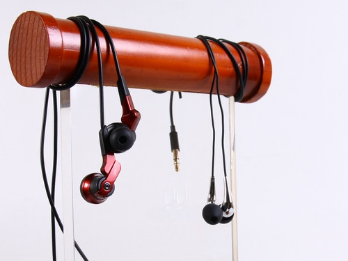 Qua tiếp xúc thực tế, PC World Vietnam nhận thấy các mẫu tai nghe Radius mới có tên mã HP-NEF11, HP-NEF31, HP-NHR11, HP-HZD11 đều có những nét riêng trong thiết kế buồng âm dù đều là những mẫu tai nghe in-ear vốn là loại tai nghe nhỏ nhắn nhét sâu vào ống tai. Ảnh: Radius HP-NHR11 và HP-HZD11 đều là những sản phẩm được đóng mác Hi-Res Audio.