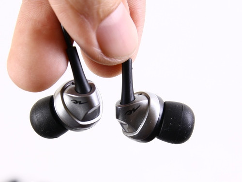 Riêng 2 mẫu tai nghe Radius HP-NEF11, HP-NEF31 tuy có giá bán rẻ hơn hẳn, nhưng những đặc tả kỹ thuật cho thấy sản phẩm vẫn khá được nhà sản xuất ưu ái. Ảnh: Mẫu tai nghe Radius HP-NEF31 cũng có thiết kế củ tai đặc biệt sử dụng màng loa độ nhay cao, đệm silicon với kiểu dáng mang lại khả năng loại bỏ tạp âm thụ động tốt hơn.