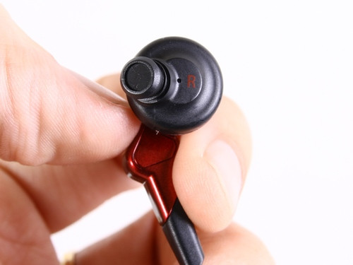 Bên cạnh đó, Radius HP-NEF11, HP-NEF31 còn được trang bị driver đã được cải tiến không chỉ phần nam châm, mà còn cả phần màng rung có độ nhạy cao hơn với khả năng đáp ứng dải tần siêu rộng. Ảnh: Mỗi củ tai nhỏ nhắn đều có ký hiệu phân biệt tai trái với tai phải.