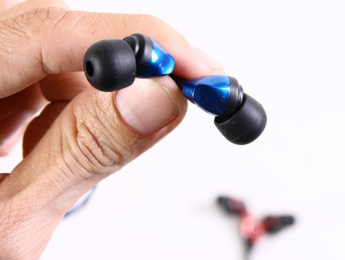 Đơn cử, bộ đôi tai nghe Radius HP-NEF11, HP-NEF31 vẫn có thiết kế đệm silicon nhét tai kiể dáng mới tựa như 2 đàn anh của mình - giúp vừa mang lại cảm giác thoải mái, vừa hứa hẹn khả năng loại bỏ tạp âm thụ động được tốt hơn. Ảnh: Mẫu tai nghe Radius HP-NEF11 cũng có thiết kế đệm silicon với kiểu dáng mang lại khả năng loại bỏ tạp âm thụ động tốt hơn và hỗ trợ dải tần từ 10～22.000 Hz.