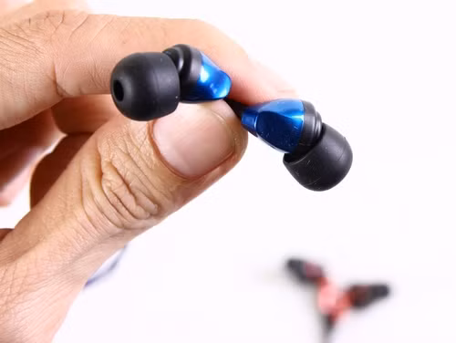 Đơn cử, bộ đôi tai nghe Radius HP-NEF11, HP-NEF31 vẫn có thiết kế đệm silicon nhét tai kiể dáng mới tựa như 2 đàn anh của mình - giúp vừa mang lại cảm giác thoải mái, vừa hứa hẹn khả năng loại bỏ tạp âm thụ động được tốt hơn. Ảnh: Mẫu tai nghe Radius HP-NEF11 cũng có thiết kế đệm silicon với kiểu dáng mang lại khả năng loại bỏ tạp âm thụ động tốt hơn và hỗ trợ dải tần từ 10～22.000 Hz.