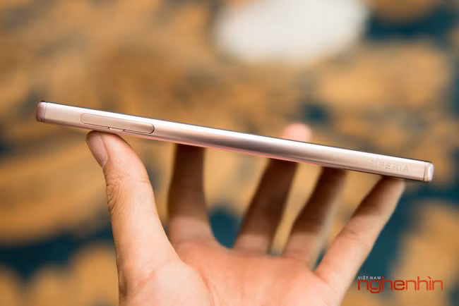 Điểm khác biệt duy nhất chính là màu sắc chủ đạo của máy đã được Sony phối lại với tông màu hồng.