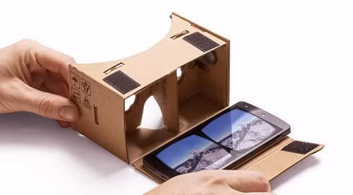  Kính Google Cardboard là một công cụ có thể tự làm được dễ dàng để giúp bạn bước vào thế giới của thực tế ảo (virtual reality). Phần quan trọng của công cụ này là hai thấu kính và smartphone được gắn cố định ở giữa giúp trình chiếu nội dung. Có thể nói, đây là cách thức đơn giản, tiết kiệm và dễ thực hiện nhất hiện nay để xem nội dung 3D và thực tế ảo. Hơn nữa, ứng dụng và nội dung hỗ trợ Google Cardboard hiện tại cũng vô cùng phong phú.