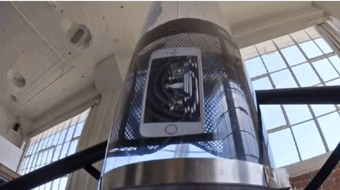 Mẫu điện thoại iPhone mới nhất của Apple được quảng cáo là có khả năng chống nước. Tuy nhiên, SquareTrade cho biết, chiếc điện thoại này đã tắt nguồn chỉ sau một phút ngập trong nước. Đây quả là kết quả đáng “hổ thẹn” khi so sánh với iPhone 6s “chịu đựng” được 30 phút dưới nước và iPhone 6s Plus cũng chịu được 10 phút trong thử nghiệm tương tự.