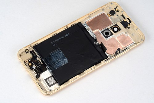 Do thiết kế tối ưu cho độ mỏng của thân máy, nhà sản xuất cũng đã thu gọn đáng kể phần bo mạch chính của Meizu Pro 6.