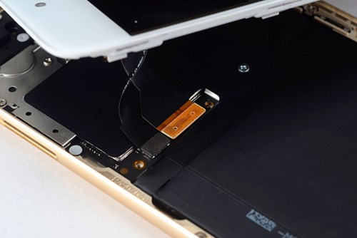 Camera chính 21,1MP hỗ trợ cả cơ chế lấy nét theo pha và lấy nét laser, đèn flash LED 10 bóng đi kèm, camera selfie 5MP, kết nối USB Type-C, pin 2.560mAh hỗ trợ công nghệ sạc nhanh mCharge 3.0.