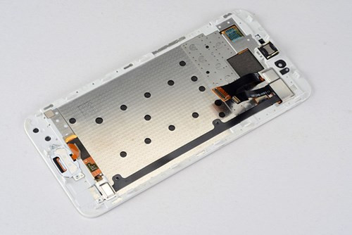 Mới đây, Meizu Pro 6 đã được các chuyên gia phần cứng của trang IT168 tiến hành mổ xẻ mang đến cho người dùng khá nhiều chi tiết thú vị về nội thất của chiếc smartphone này.