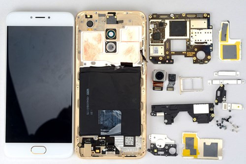 Duy chỉ có điều là thao tác tháo rời màn hình đòi hỏi các kỹ thuật viên chút tỉ mỉ vì LCD của Meizu Pro 6 dùng 2 cáp dạng ribbon để kết nối với bo mạch chính.