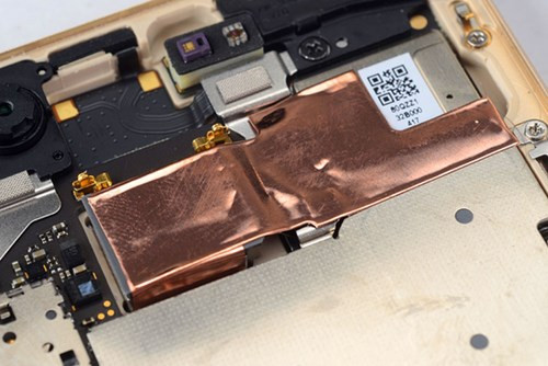 Đáng chú ý nhất chính là Meizu Pro 6 trang bị khá nhiều chi tiết tản nhiệt bằng kim loại cho các thành phần hot như camera.