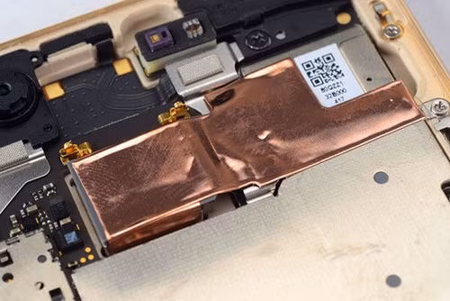 Đáng chú ý nhất chính là Meizu Pro 6 trang bị khá nhiều chi tiết tản nhiệt bằng kim loại cho các thành phần hot như camera.