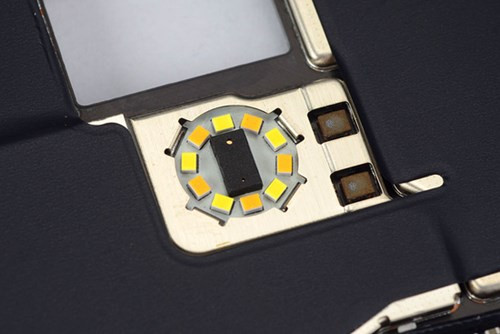 Chiếc smartphone này còn được nhà sản xuất tích hợp đến 2 chip quản lý điện năng khi sạc pin giúp rút ngắn tối đa thời gian sạc.