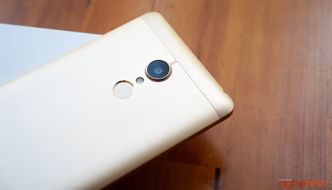 Cụm camera sau thiết kế lồi như của MX5, loa ngoài được phay khá tinh tế nhưng hơi nhỏ.