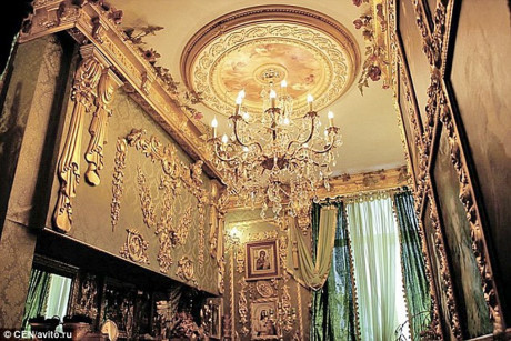 Chủ nhân căn hộ đã trang trí ngôi nhà lộng lẫy như hoàng cung nên đã quyết định dát vàng toàn bộ tường phòng khách.