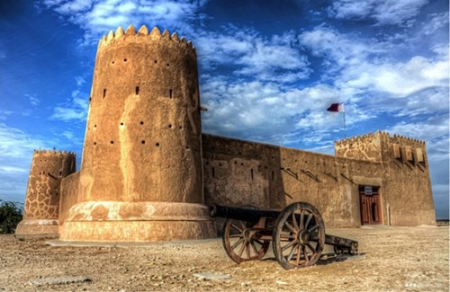 Về tổng thể, đây là một công trình hình vuông với những bức tường nghiêng và các góc là các tháp canh. Ảnh: Rotanatimes.com.