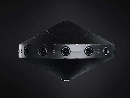 Có thiết kế như một chiếc đĩa bay, sử dụng đến đến 17 camera kết hợp (14 camera xung quanh, 1 camera mắt cá hướng lên và 2 cái hướng xuống), mẫu camera Surround 360 của Facebook cho phép người dùng ghi lại những thước phim "hình cầu" thật sự.