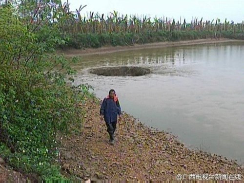 Nước và cá biến mất nhưng giữa hồ lúc đó lại xuất hiện thêm một chiếc hố tử thần khá sâu, có đường kính 4 – 5m nên ông Yang tin rằng có thể số cá của mình đã bị hút xuống hố. Bất lực trước hiện trường kỳ bí, ông Yang đành phải nuốt nước mắt đứng nhìn cả gia tài bị nuốt trọn xuống lòng đất.