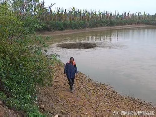 Nước và cá biến mất nhưng giữa hồ lúc đó lại xuất hiện thêm một chiếc hố tử thần khá sâu, có đường kính 4 – 5m nên ông Yang tin rằng có thể số cá của mình đã bị hút xuống hố. Bất lực trước hiện trường kỳ bí, ông Yang đành phải nuốt nước mắt đứng nhìn cả gia tài bị nuốt trọn xuống lòng đất.