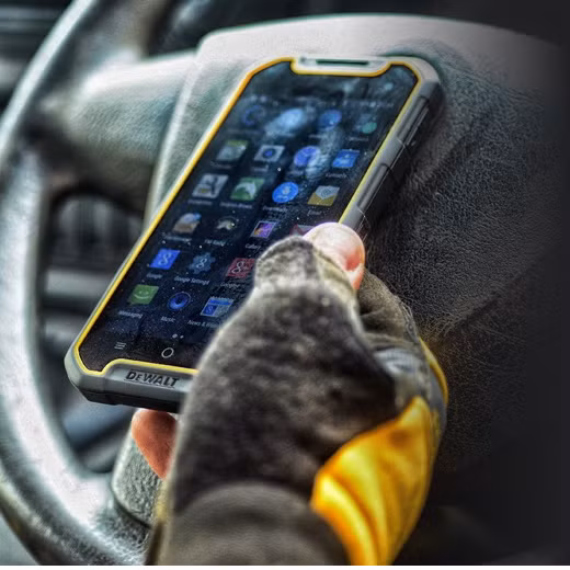 Cùng với kết nối 4G LTE, MD501 cũng được kết nối Wi-Fi và Bluetooth 4.0 cũng như NFC, máy được bán ra tại thị trường Mỹ với giá 543 USD~ xấp xỉ 12 triệu đồng. Về phần mềm thì mặc dù Android 6.0 Marshmallow đang được ưa chuộng thì MD501 lại chỉ dừng lại ở Android 5.1 Lollipop.