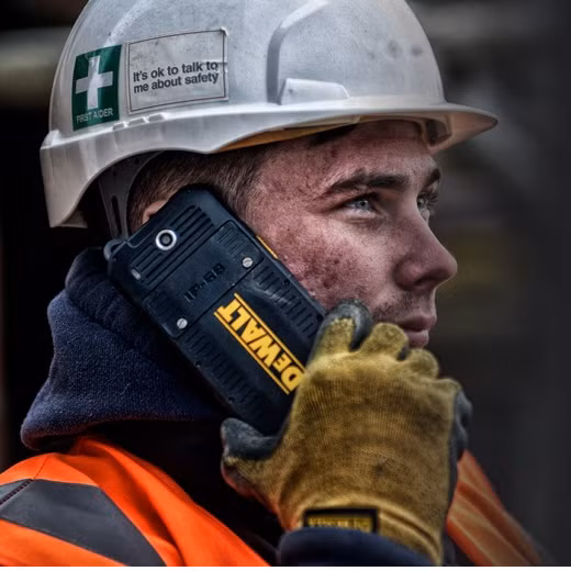 Tất nhiên là cấu hình máy có thể được xây dựng mạnh mẽ hơn. Tuy nhiên thị phần mà nhà sản xuất này hướng tới là những người làm việc tại công trường xây dựng như kỹ sư,... Chính vì vậy DeWalt đặt mục tiêu xây dựng là một chiếc smartphone cực kỳ bền bỉ, cứng cáp chứ không phải là một "cỗ máy phần cứng" khi được điểm số cực cao trên AnTuTu.