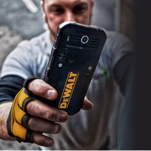 Màn hình hiển thị có kích thước 5 inch và cho ra độ phân giải HD 720x1280 và được trang bị một lớp kính cường lực Gorilla Glass 3. Dưới lớp vỏ "dầy cộp" là bộ não vi xử lý MediaTek lõi tứ MT6735 SoC có xung nhịp 1.3 GHz đi kèm với 2 Gb Ram.