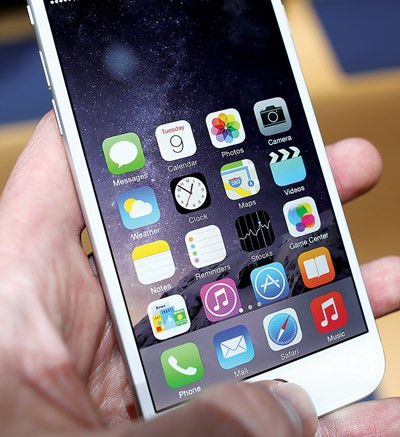  Kéo các biểu tượng và nội dung khác xuống phần dưới màn hình Tính năng này gọi là Reachability Mode, chỉ có tác dụng với iPhone 6/6 Plus và iPhone 6S/6S Plus. Nếu bạn đang dùng iPhone màn hình lớn bằng một tay, bạn có thể chạm hai lần nút Home để kéo các biểu tượng và nội dung khác trên màn hình xuống phần dưới, như thế dễ điều khiển hơn. Bạn lưu ý là chạm chứ không nhấn đúp nút Home, nếu không sẽ kích hoạt giao diện chuyển đổi ứng dụng (app switcher).