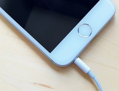  Khởi chạy ứng dụng chơi nhạc bằng cách cắm tai nghe Nếu bạn thường nghe nhạc cùng một thời điểm vào mỗi buổi sáng, iPhone của bạn sẽ biết tự động khởi chạy ứng dụng chơi nhạc ngay khi bạn cắm tai nghe vào máy. Đây cũng là một tính năng mới của iOS 9.